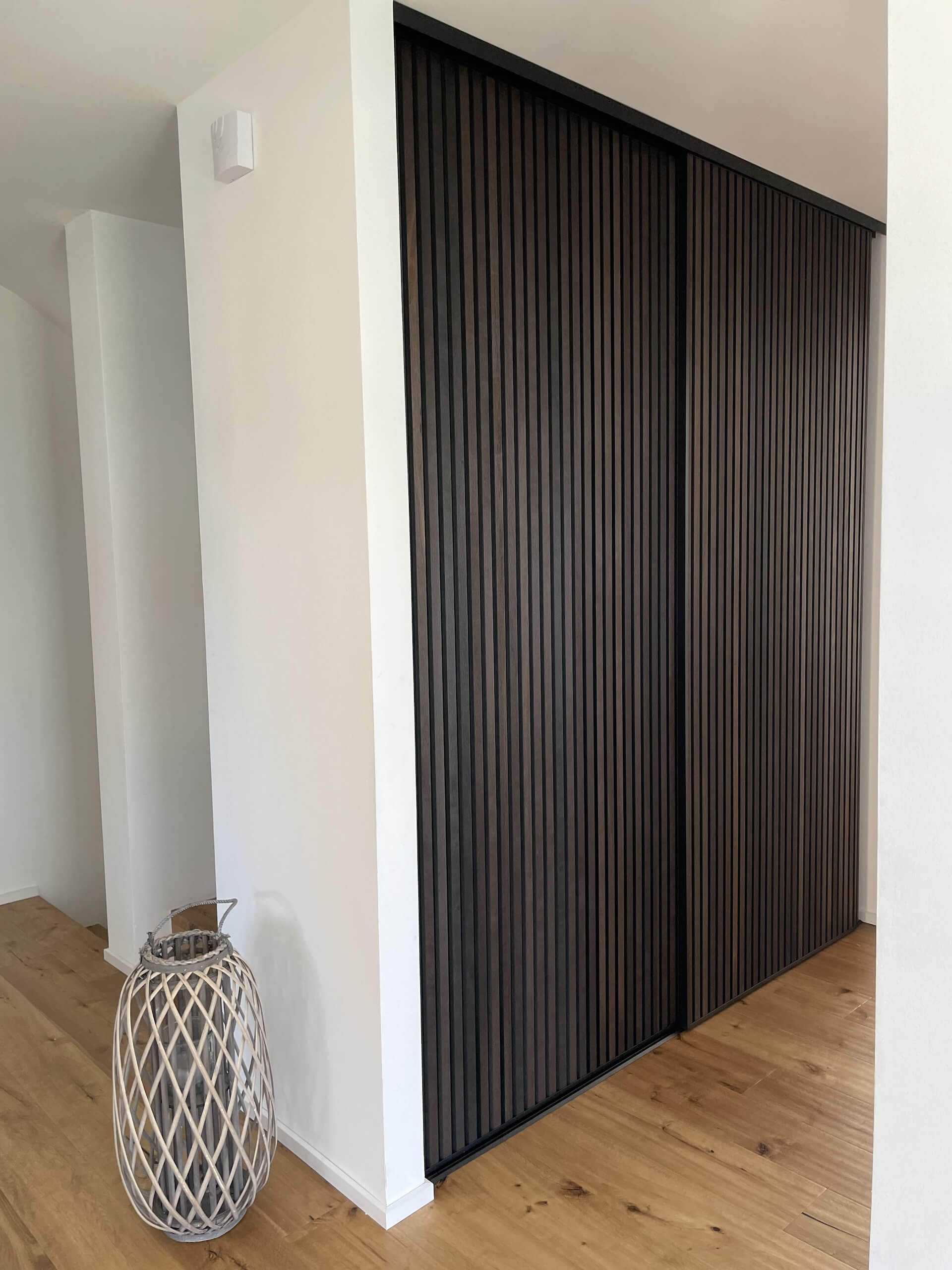 Schrankschiebetüranlage - Schwarze Rahmen und Schienen - Farbe Black Oak