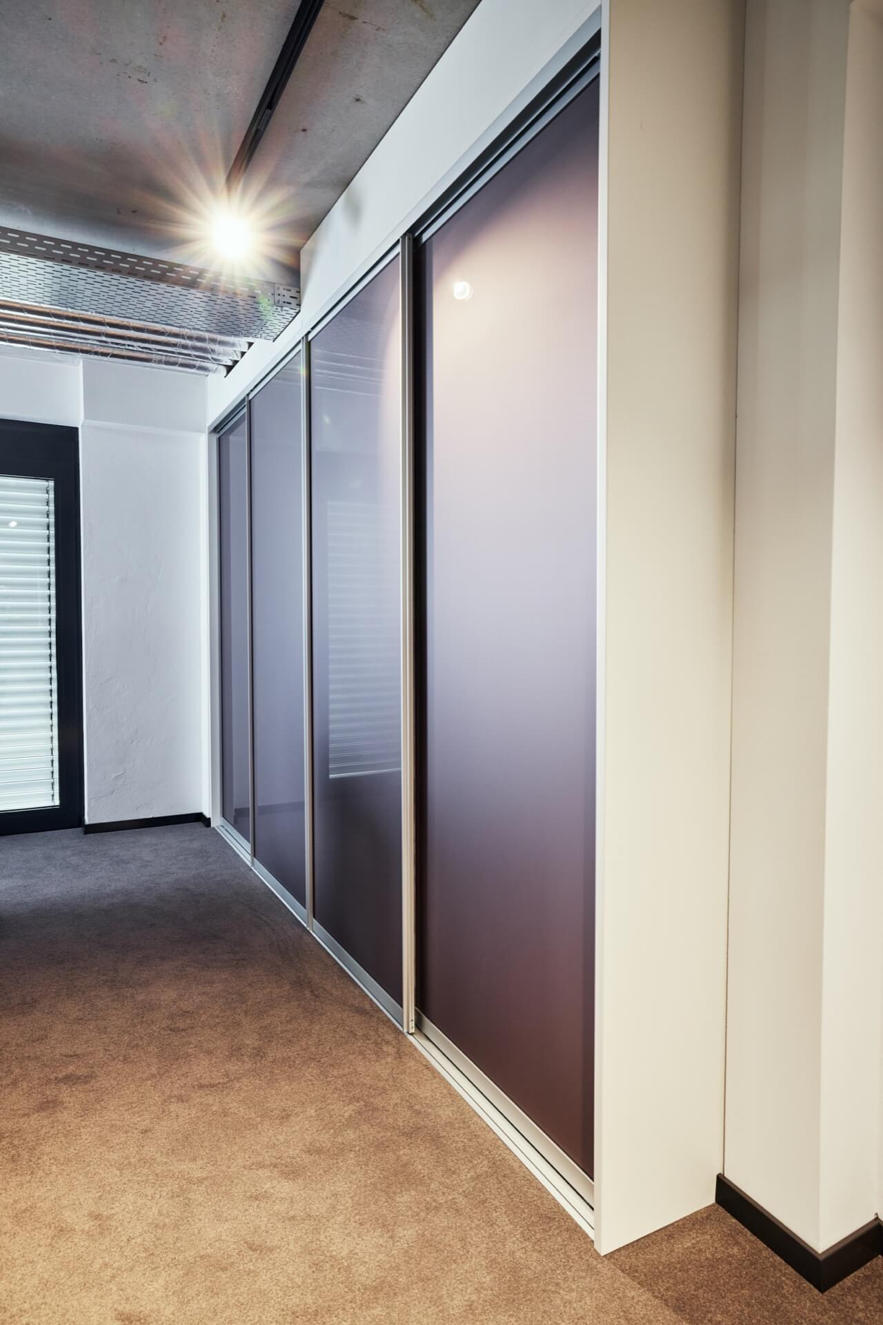 Schrankschiebetüranlage - Aluminium Rahmen und Schienen - Lackiertes Glas Taupe Metall
